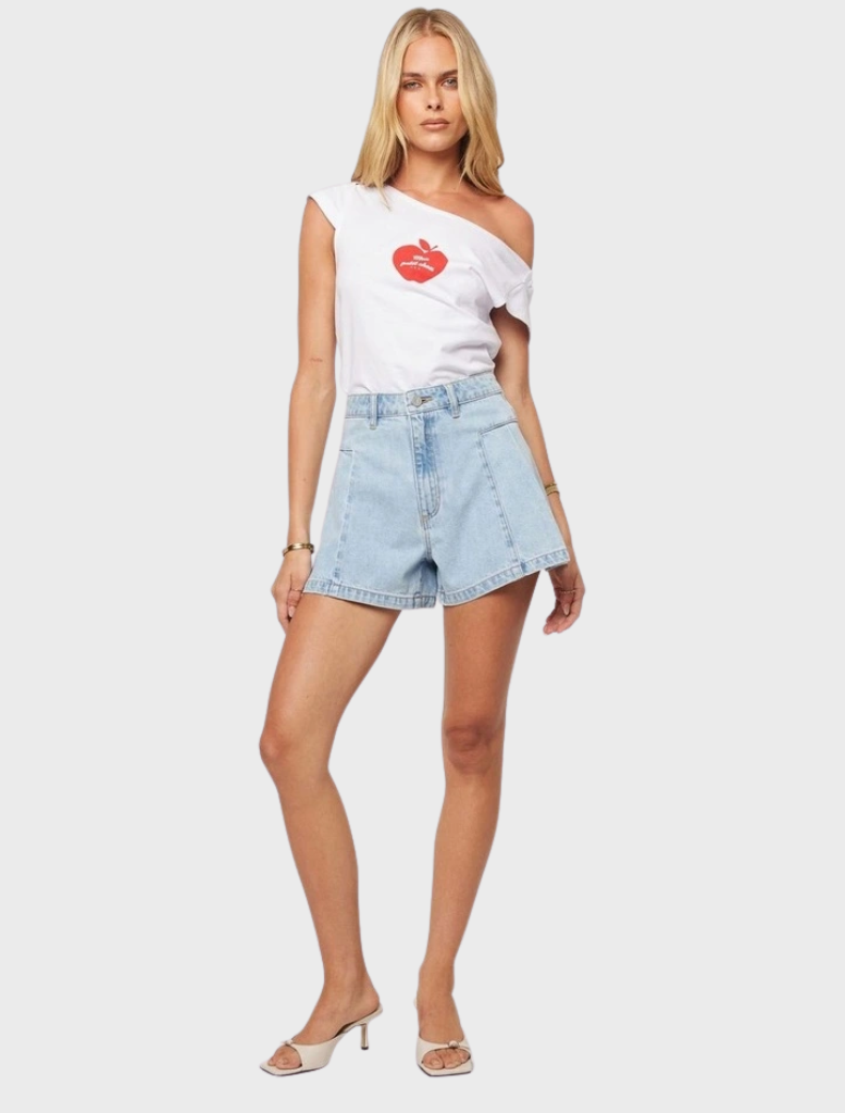 Light vintage blue pleated shorts, styled as Kendall, showcasing a relaxed fit and casual elegance.