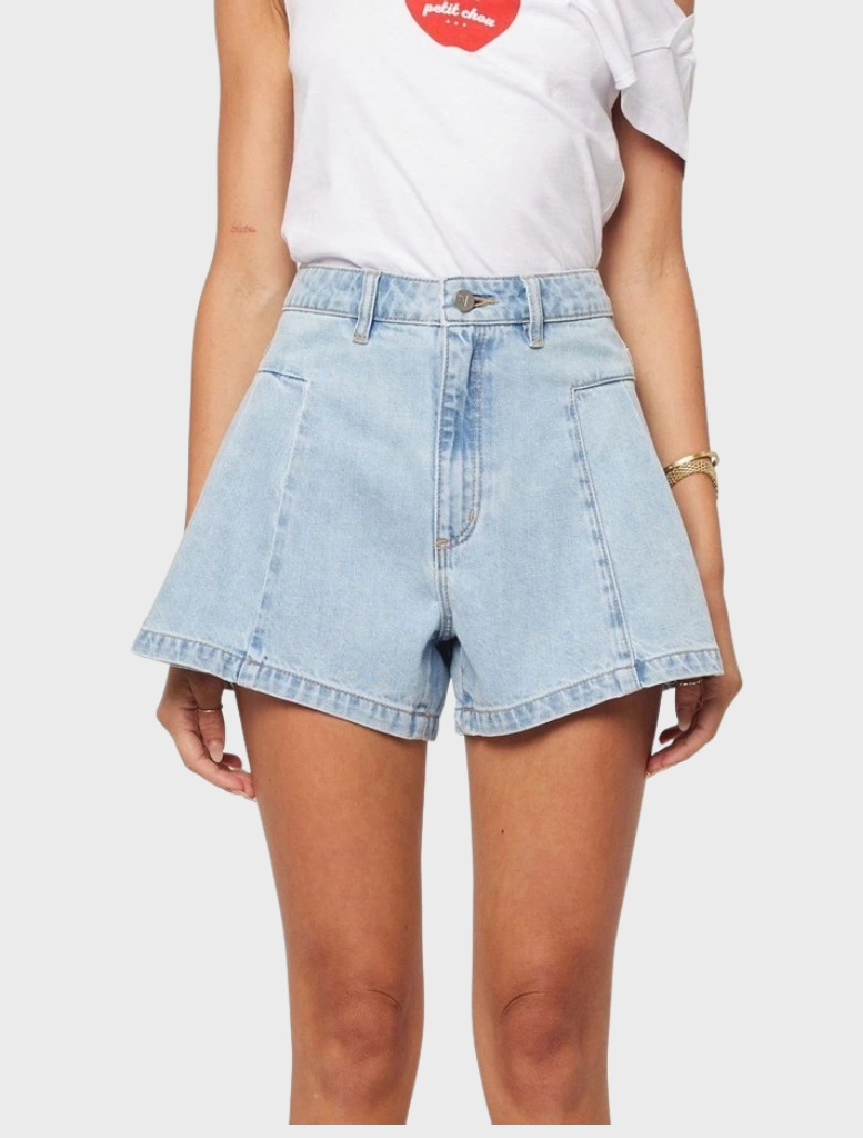 Kendall pleated shorts in light vintage blue, featuring a chic design perfect for casual outings and warm weather.