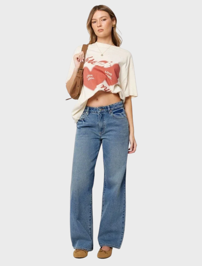 95 Mid Baggy jeans in a stylish design, featuring a relaxed fit and a trendy look inspired by Selena.