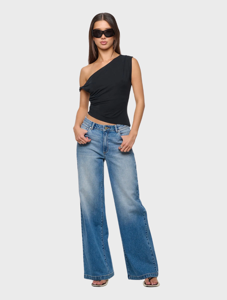 A stylish 95-wide shoe named Tamara, featuring a sleek design and comfortable fit for everyday wear.