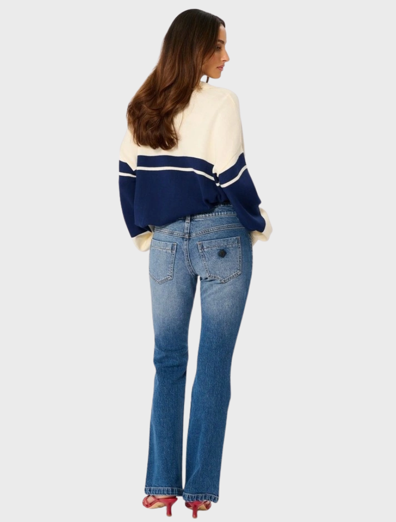 Bootcut jeans with a low-rise waist, hugging the body and crafted from stretch denim for a perfect fit and comfort.