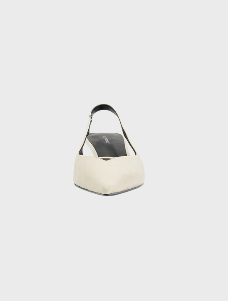 Fashionable white shoe with a pointed toe and heel, constructed from Bone Oily Crinkle Leather for a polished finish.