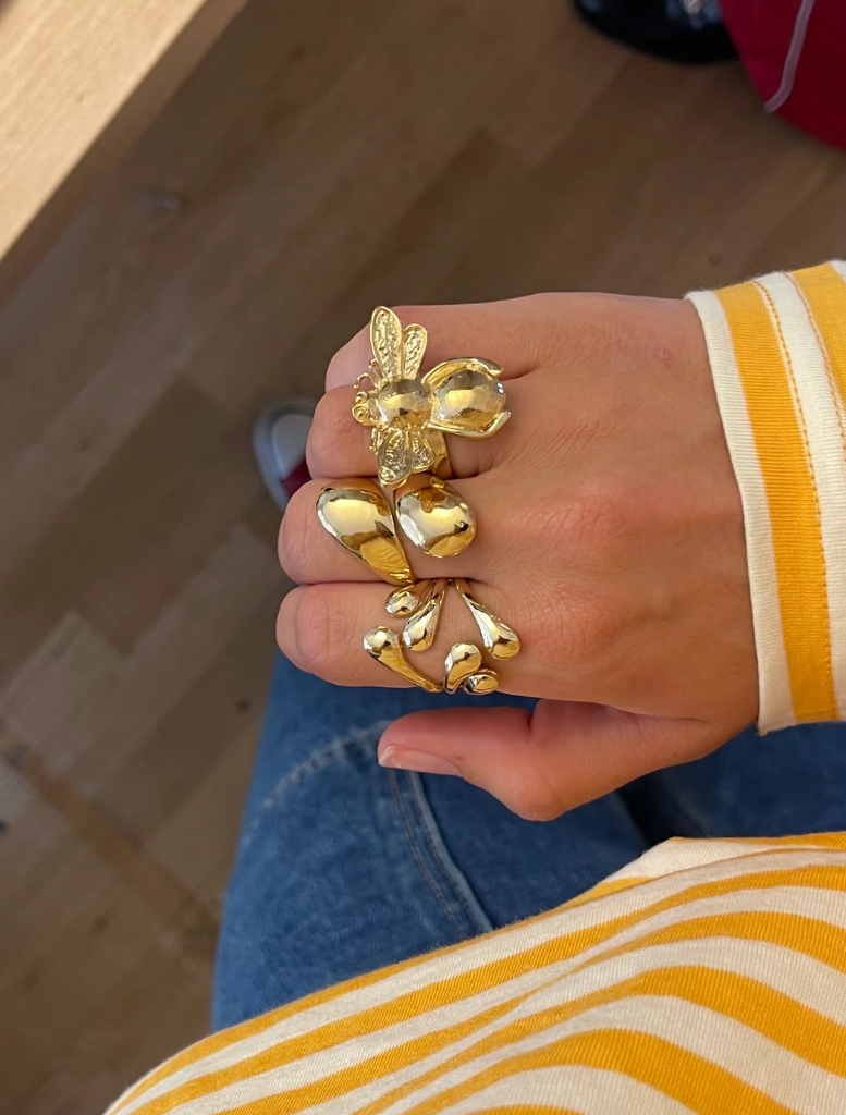A gold ring with artistic leaf details, merging elegance with a touch of nature.