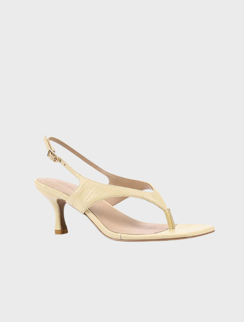 Casual light blue shirt dress in denim, featuring a classic collar and crafted from soft lyocell material.