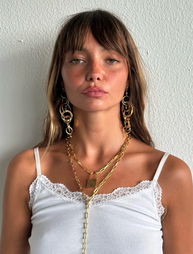 Gold Carolina earrings with a chic design, suitable for both everyday wear and special occasions, adding elegance to any look.