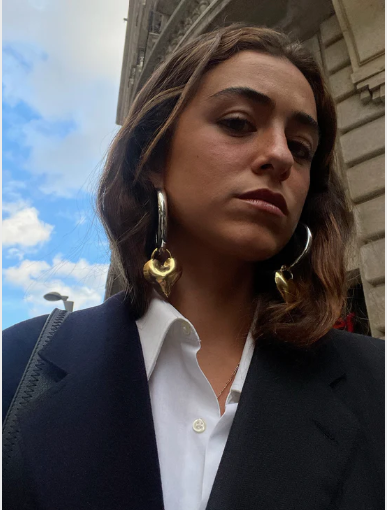 Stylish heart hoop earrings in two tones, combining elegance with a playful design.