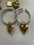 Stylish heart hoop earrings in two tones, combining elegance with a playful design.