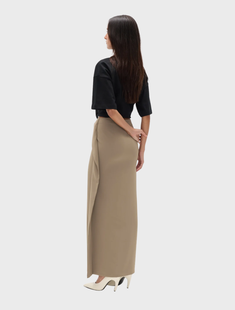 Sophisticated ebony skirt with a dune finish, ideal for enhancing any outfit with its timeless elegance.