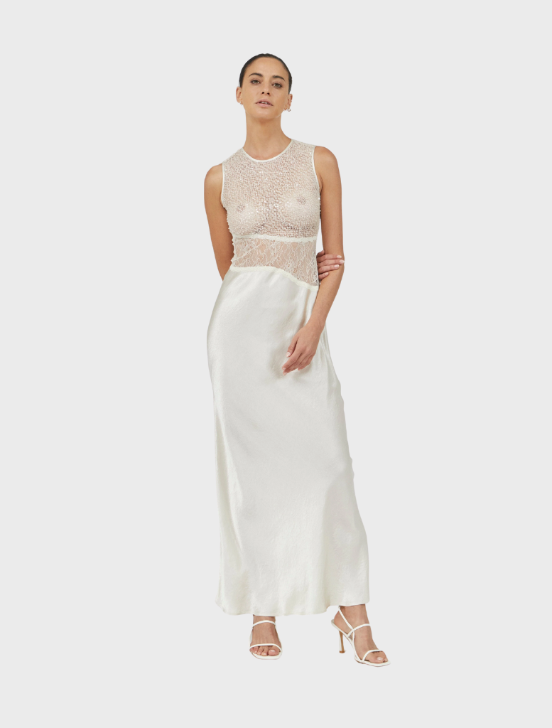 Beautiful floor-length dress in twilight tones, inspired by dawn, with a flowing design suitable for special occasions.