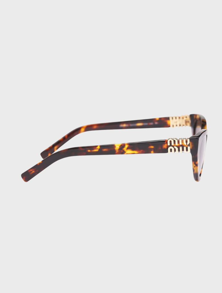 Elegant cat eye sunglasses crafted from tortoise shell, highlighting a fashionable and retro aesthetic.