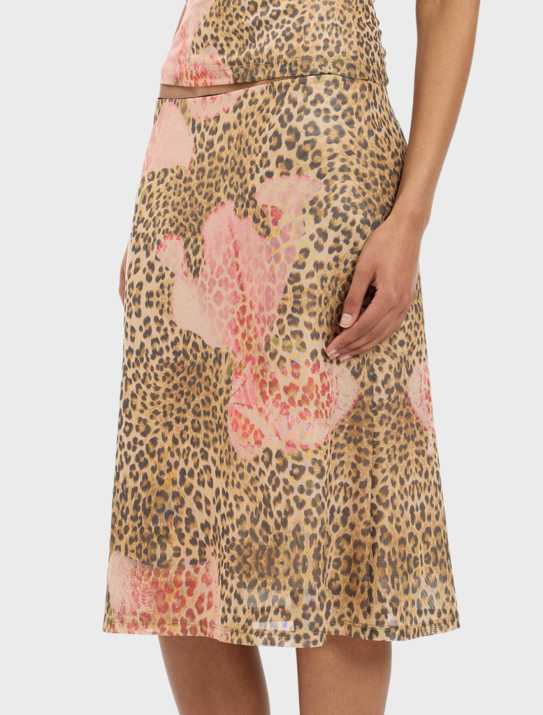 Chic midi skirt in a mesh material, adorned with a striking leopard print, ideal for casual or dressy occasions.