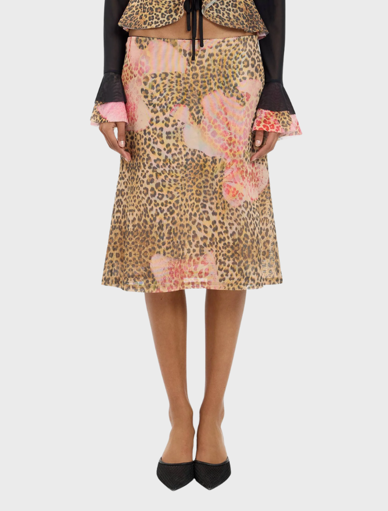 Fashionable midi skirt in mesh with a striking leopard print, perfect for adding flair to any wardrobe.