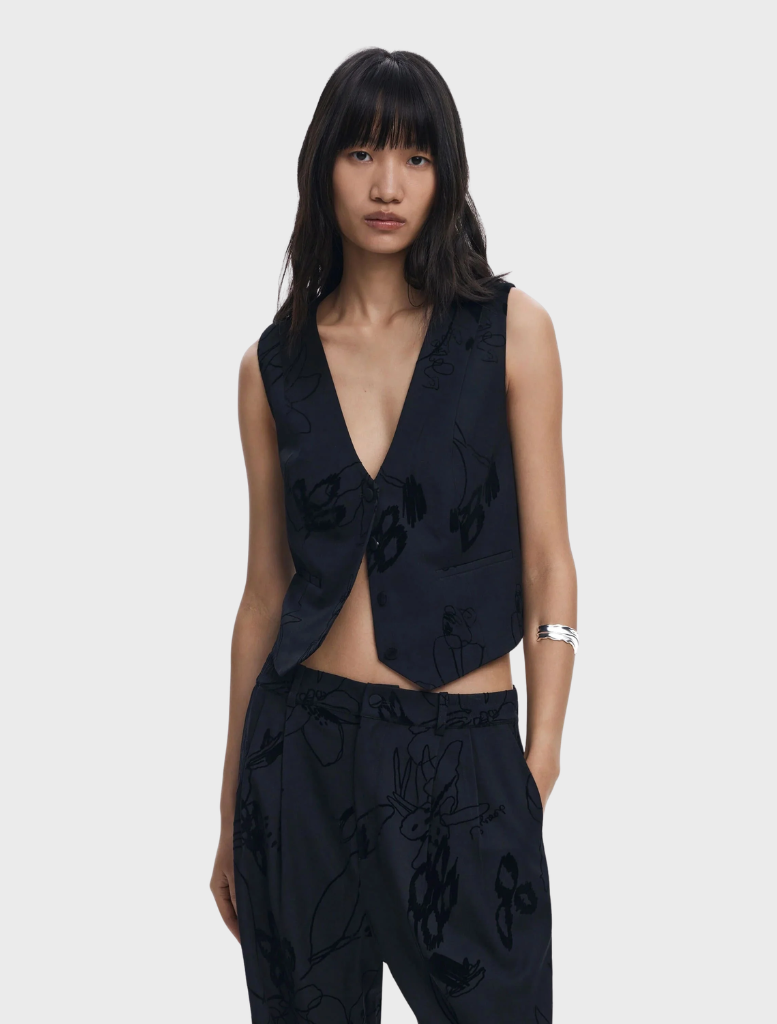 Black long trousers presented on a neutral backdrop, highlighting their elegant cut and fabric texture for everyday use.