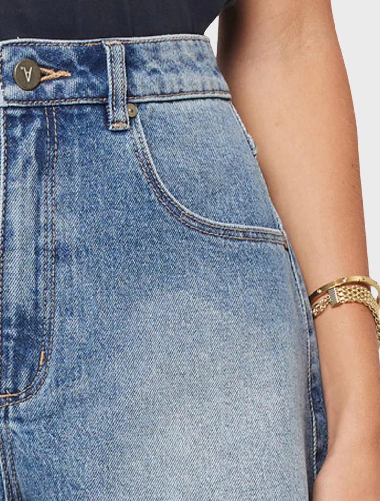 Relaxed-fit Venice shorts in a cheerful Paloma shade, crafted from breathable fabric for easy summer styling.