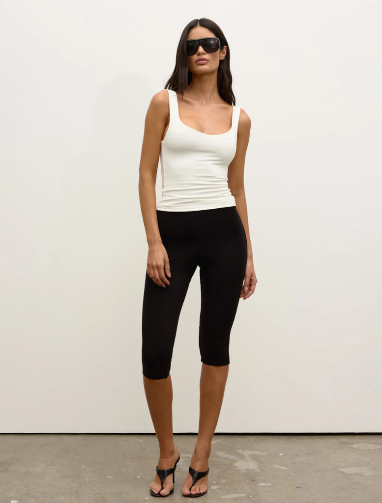 White Ray Tank, elegantly designed for showcasing rays, enhancing the visual appeal of aquatic exhibits.