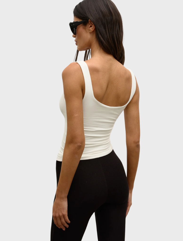 Modern white Ray Tank, perfect for displaying rays in an aquarium setting, emphasizing clarity and style.