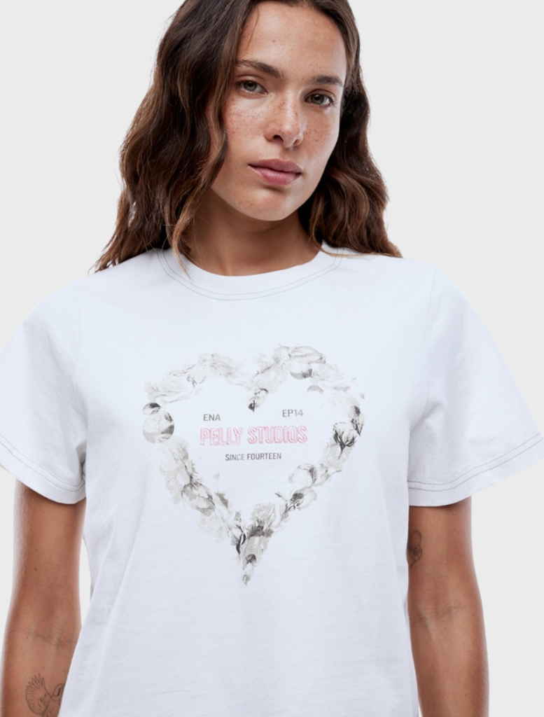 Baby tee in vintage white with a relaxed fit, adorned with a cute rose heart design for a trendy look.