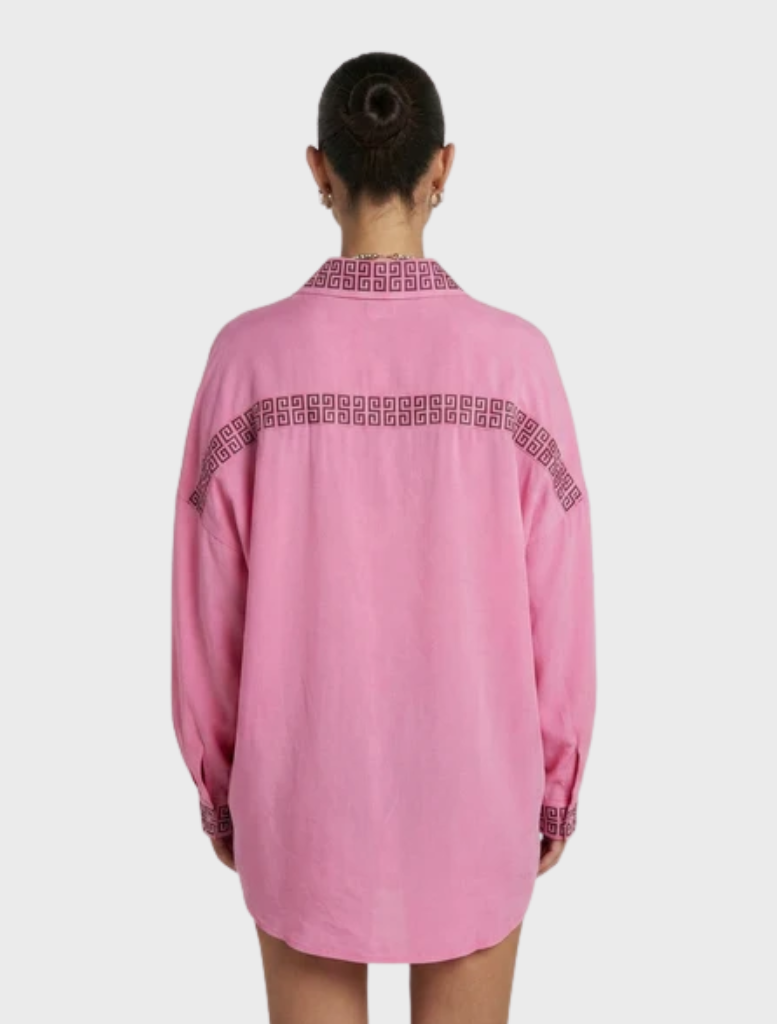 Elegant Sig LS Shirt in Petal, featuring a relaxed fit and sophisticated design for versatile styling options.