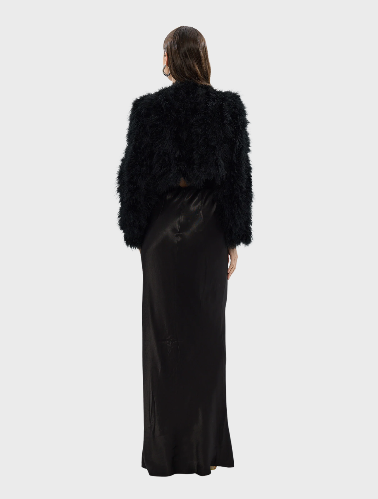 Modern black crop jacket by Manhattan, showcasing a tailored fit and versatile style for various occasions.