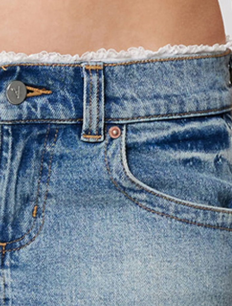 Trendy super low mini skirt in lace, offering a stylish and daring look perfect for various occasions.