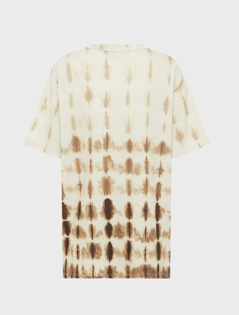 The Signature Tee displays an eye-catching Wild Hearts motif, combining comfort and style for everyday wear.