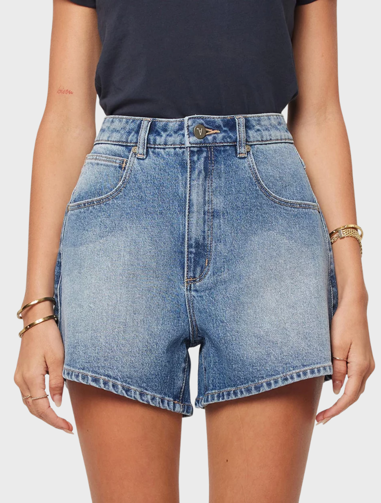 Stylish Venice shorts in a light fabric, featuring a relaxed fit and a vibrant Paloma color, perfect for summer outings.