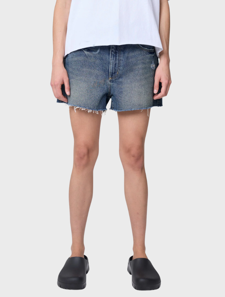 Baggy shorts in a casual style, featuring a relaxed fit and a trendy design, ideal for summer wear.