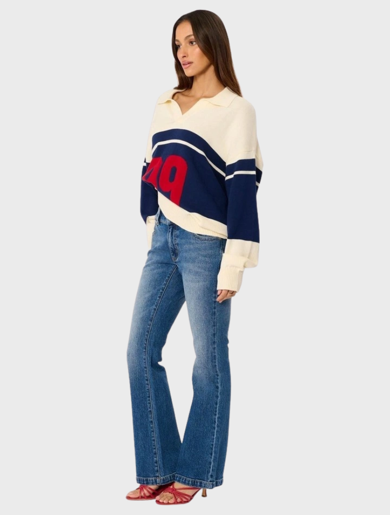 Comfortable low-rise jeans featuring a fitted top and subtle flare, designed for a balanced and stylish silhouette.