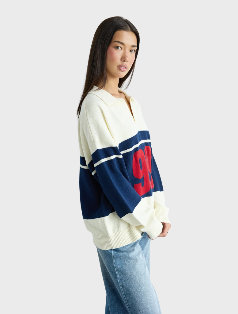 Blue rugby knit with stripes, designed for comfort and a classic sporty look.