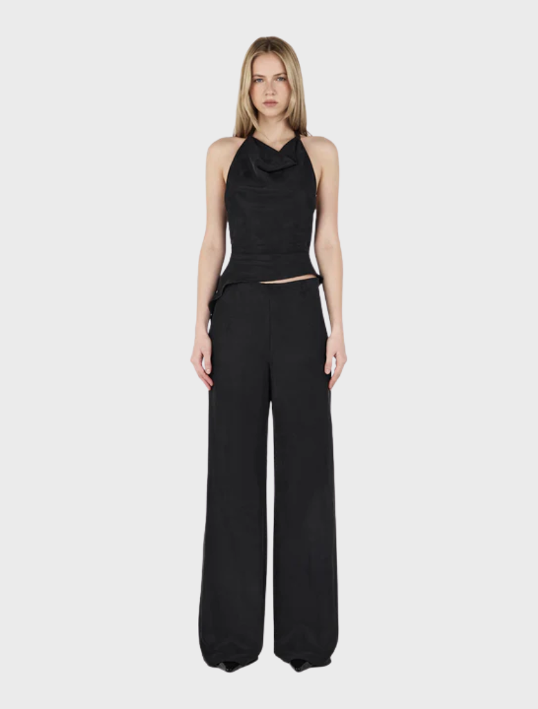 Aeris Pants in black, featuring a form-fitting design made from stretchy fabric for comfort and style.