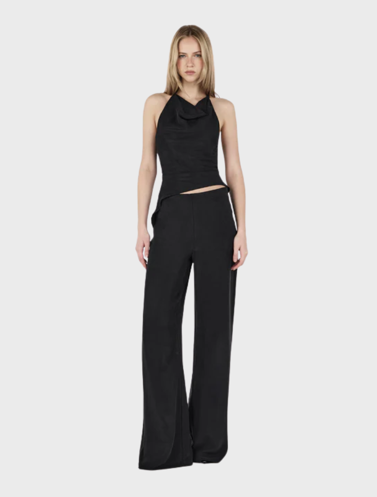 Aeris Pants in black, designed with stretchy fabric for a comfortable and stylish fit.
