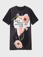  T-shirt style dress in a dark antracite shade, featuring short sleeves and a laid-back fit for casual outings.