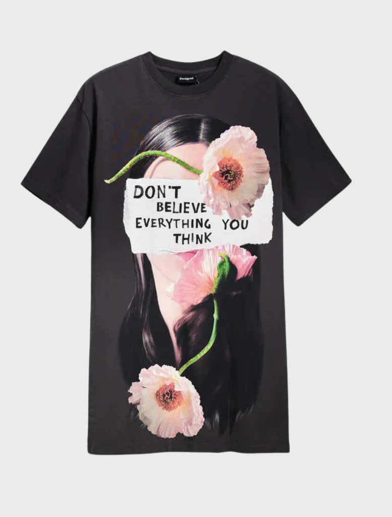  T-shirt style dress in a dark antracite shade, featuring short sleeves and a laid-back fit for casual outings.