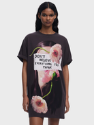 Antracite T-shirt style dress with a comfortable fit and short sleeves, ideal for everyday casual outfits.