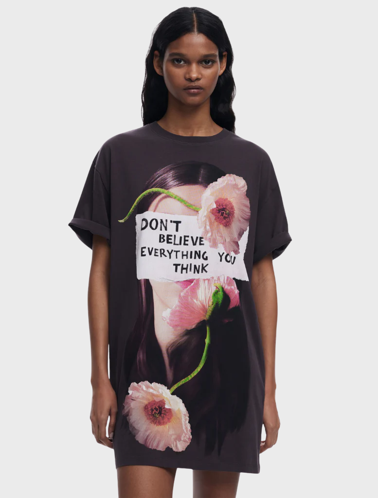 Antracite T-shirt style dress with a comfortable fit and short sleeves, ideal for everyday casual outfits.