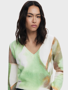 Pullover made from thin fabric, featuring a colorful artistic print that adds a creative touch to casual wear.