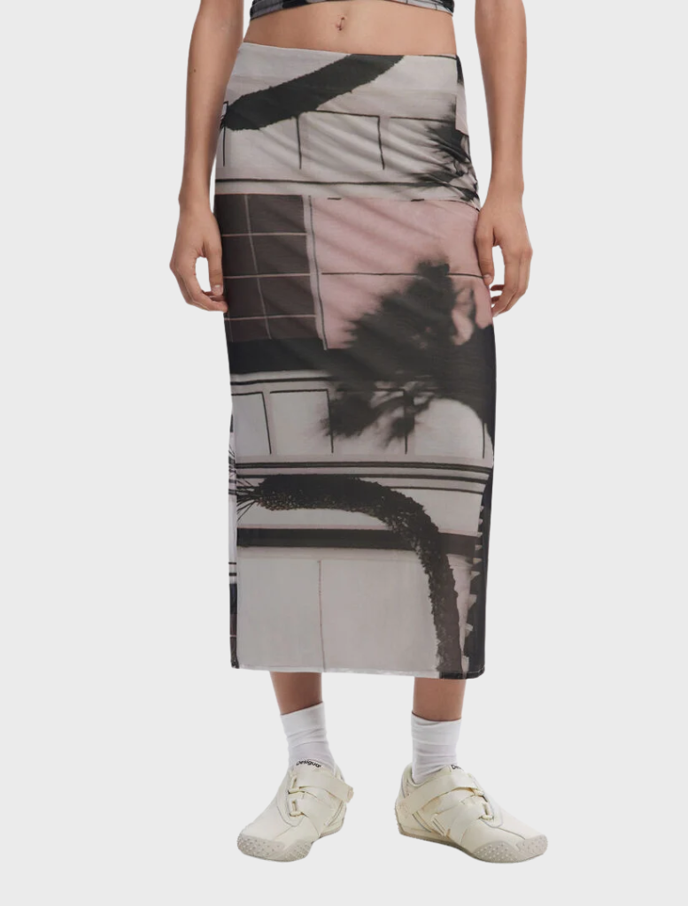 Elegant straight tulle skirt with an artistic print, combining vibrant colors and abstract designs for a stylish appearance.