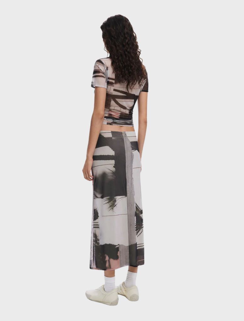 Elegant straight tulle skirt with an artistic print, combining vibrant colors and intricate designs for a fashionable look.