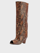 Ayla features a mocha snake print, combining elegance and trendiness in a fashionable design.