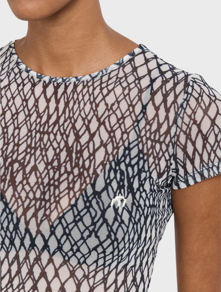 Mini Tee in black with a lattice pattern, featuring short sleeves and a relaxed fit, suitable for casual wear.