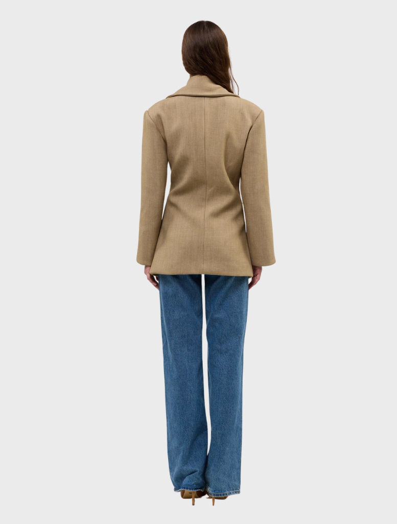  Caramel-colored Saskia cinched blazer with tailored fit and structured shoulders, ideal for professional or casual wear.