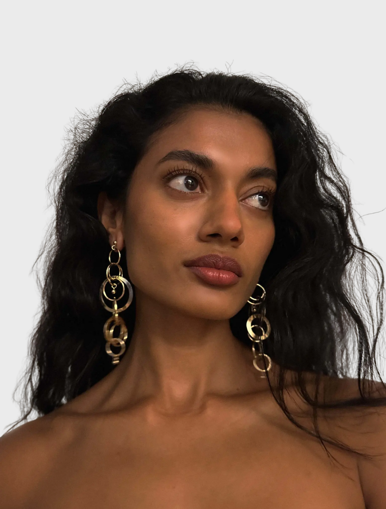 Elegant gold Carolina earrings featuring a delicate design, perfect for adding a touch of sophistication to any outfit.