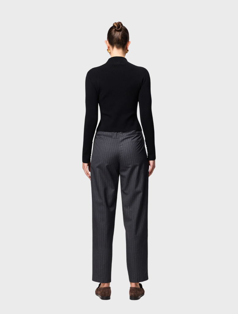  Black Windsor knit top featuring a classic design, suitable for casual or formal occasions.