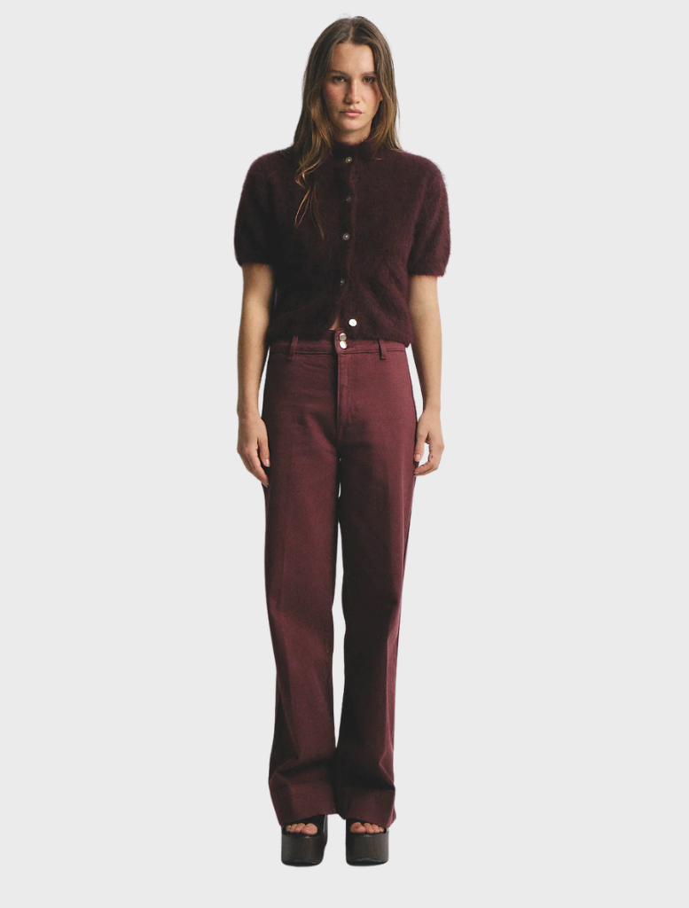 Short sleeve cardigan in aubergine color, featuring a soft cashmere fabric for a stylish and comfortable look.