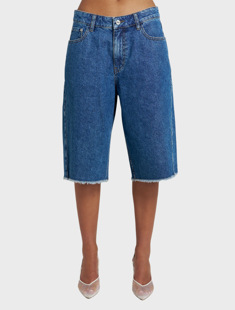 Relaxed tailored Copenhagen Short in Bleu, designed for comfort and style, perfect for coastal holidays and sunny outings.