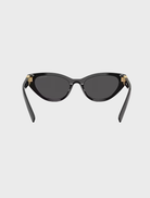 Elegant sunglasses with gold embellishments on the temples, highlighting a refined and trendy aesthetic.