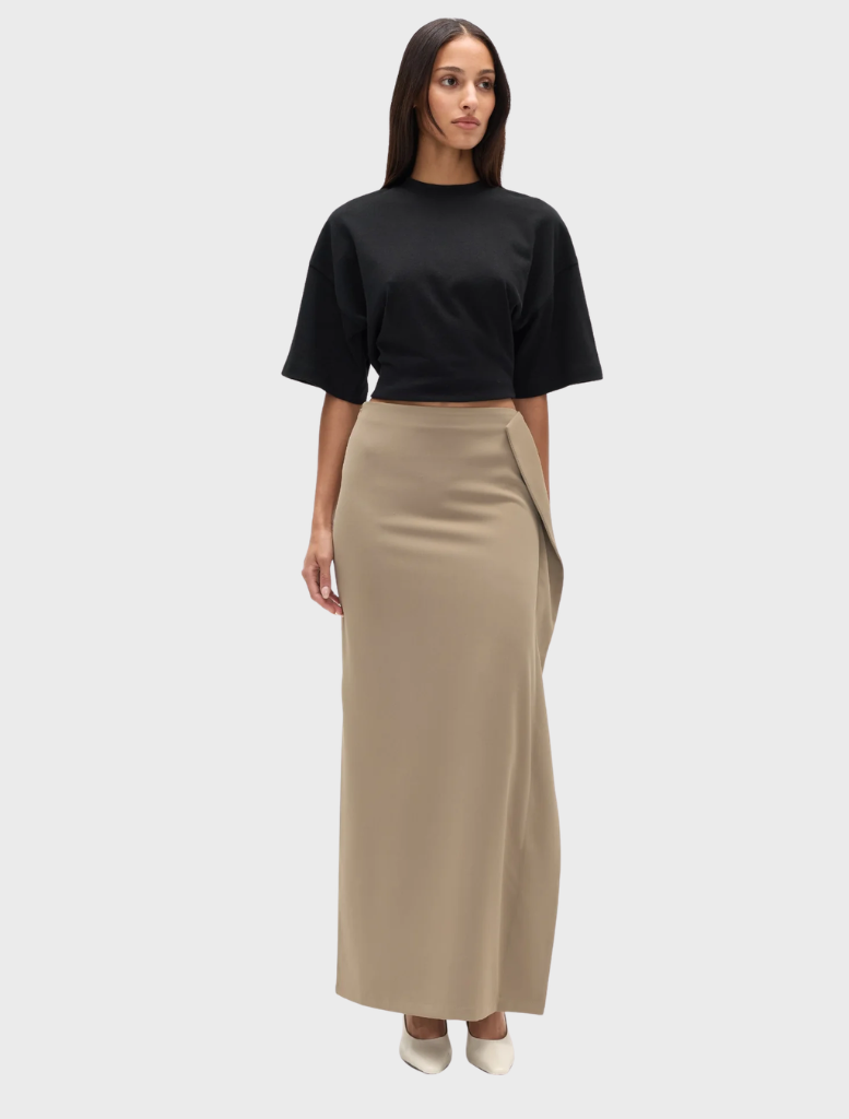Elegant ebony skirt in a dune color, showcasing a sleek design suitable for various occasions.