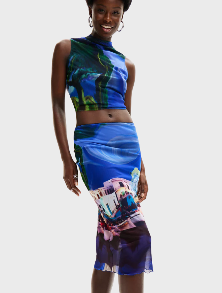 Fal Sky Lacorix's medieval blue skirt, characterized by its graceful lines and traditional style, perfect for historical attire.