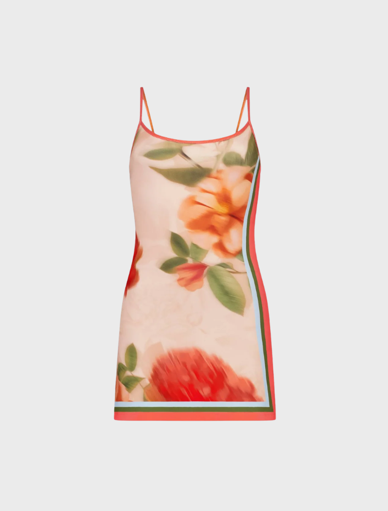 Elegant fitted mini dress in peach, decorated with a floral pattern, ideal for spring or summer outings.