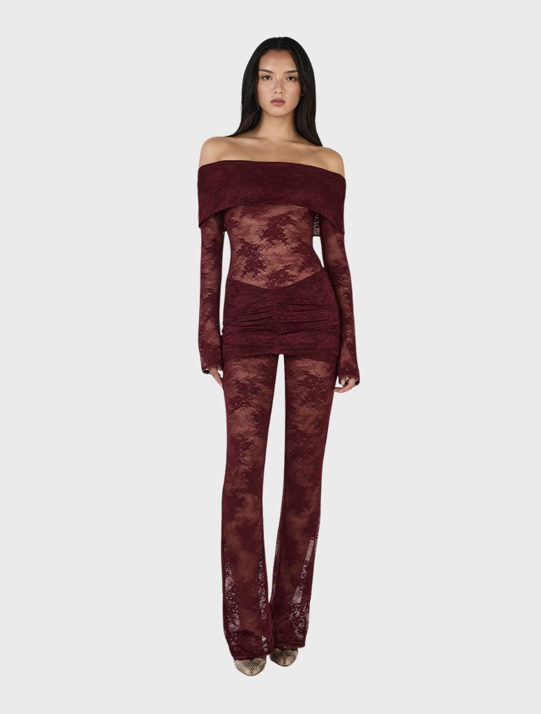 Burgundy lace jumpsuit with detailed lace fabric, combining sophistication and comfort.